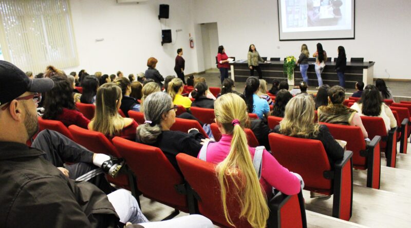 Professores do Núcleo Vila Marina apresentando projeto sobre horta na escola