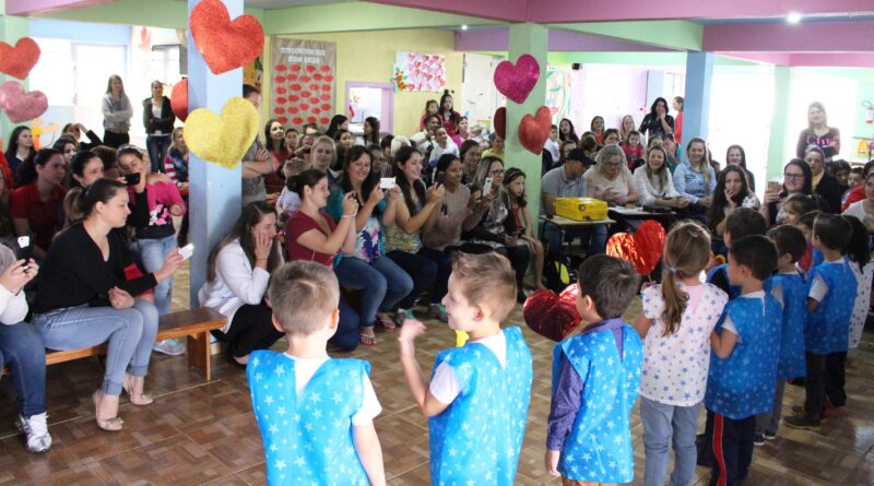 Alunos da Escola Pingo de Gente demonstraram seu amor as mães