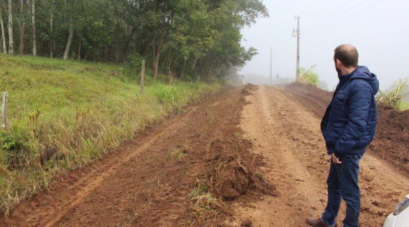 Thyago foi a campo acompanhar os trabalhos nas estradas