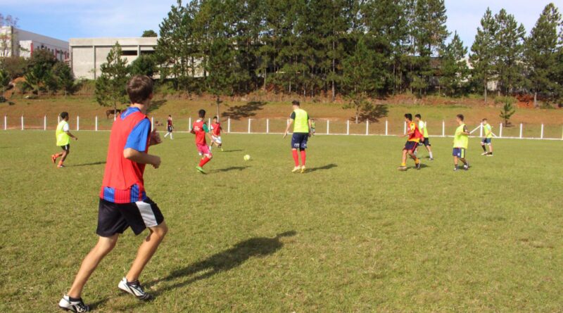 Meninos de Dionísio Cerqueira e municípios vizinhos participam das escolinhas