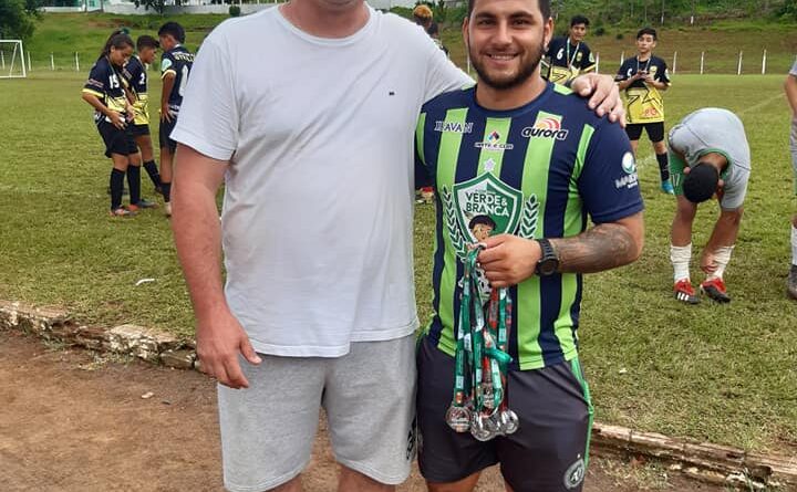 Marcelo Dambrós, diretor de Esportes de Dionísio Cerqueira, ao lado de dirigente de equipe participante do torneio